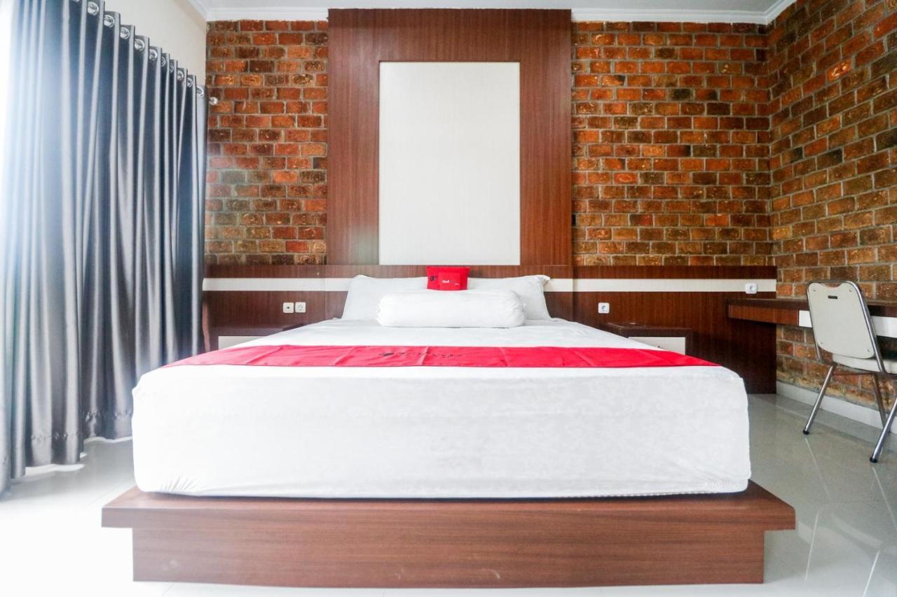 RedDoorz Plus near Kualanamu Airport Medan Exterior foto