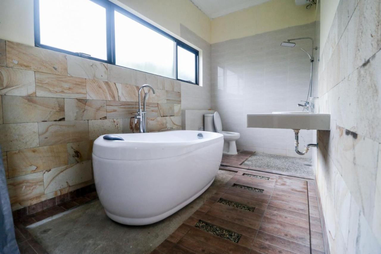 RedDoorz Plus near Kualanamu Airport Medan Exterior foto