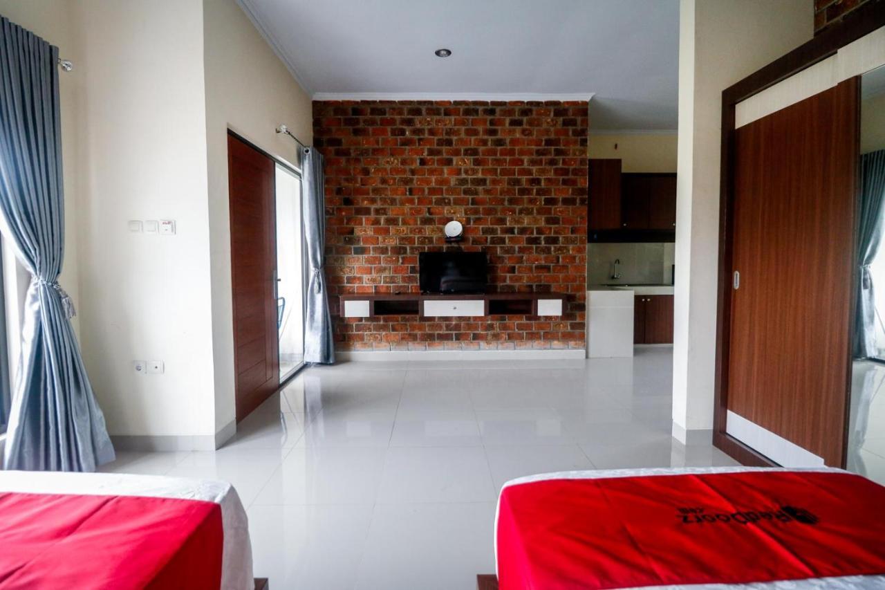 RedDoorz Plus near Kualanamu Airport Medan Exterior foto