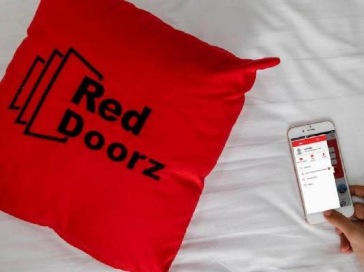 RedDoorz Plus near Kualanamu Airport Medan Exterior foto