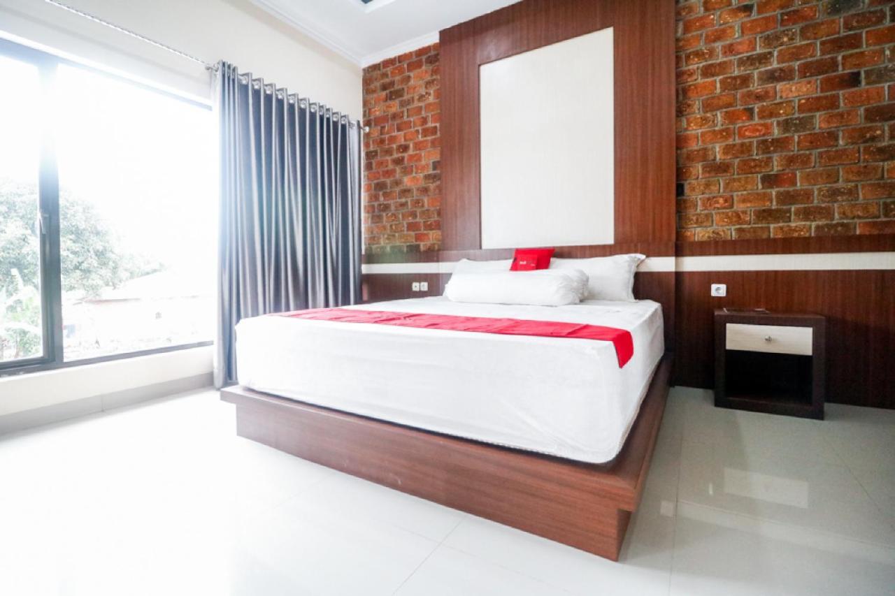 RedDoorz Plus near Kualanamu Airport Medan Exterior foto