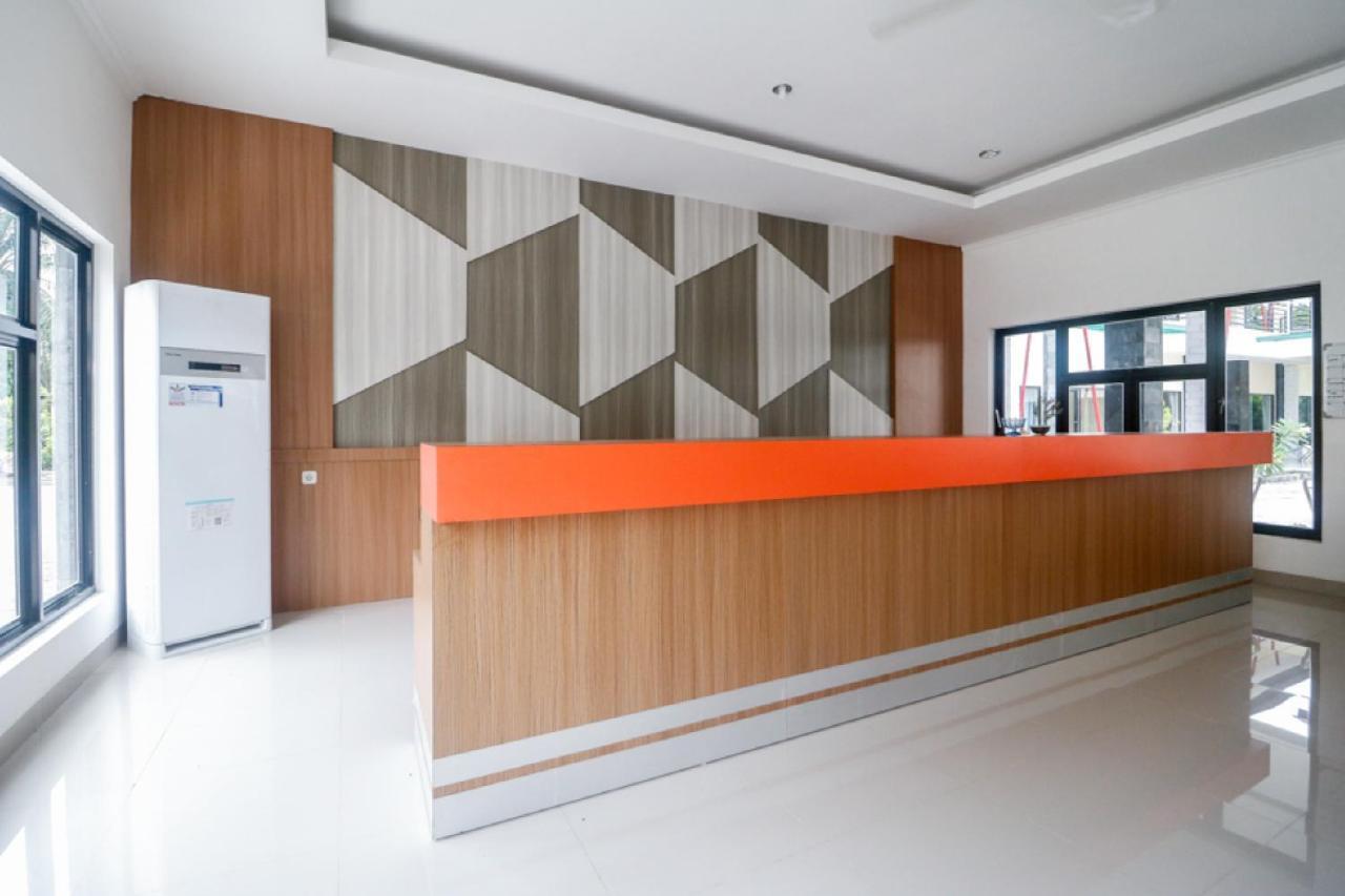 RedDoorz Plus near Kualanamu Airport Medan Exterior foto