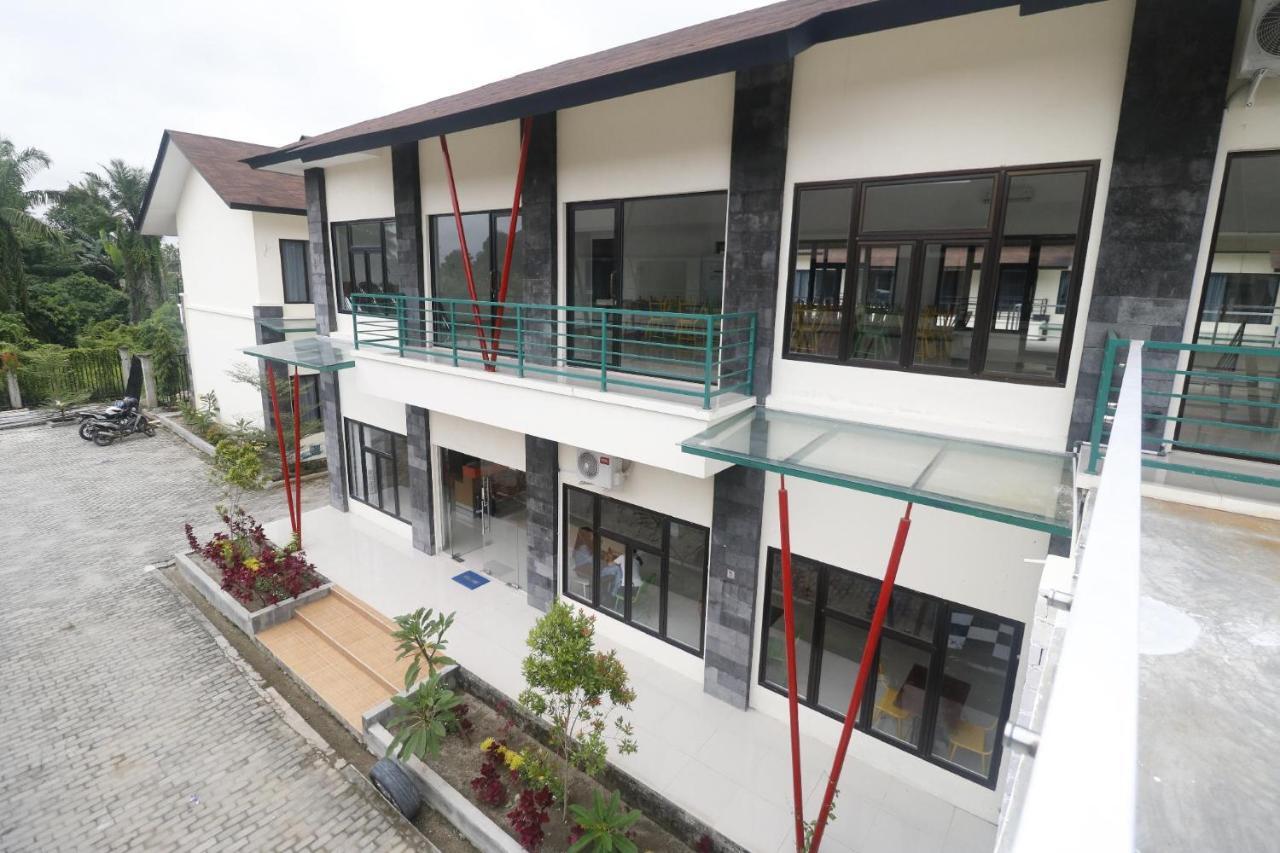 RedDoorz Plus near Kualanamu Airport Medan Exterior foto